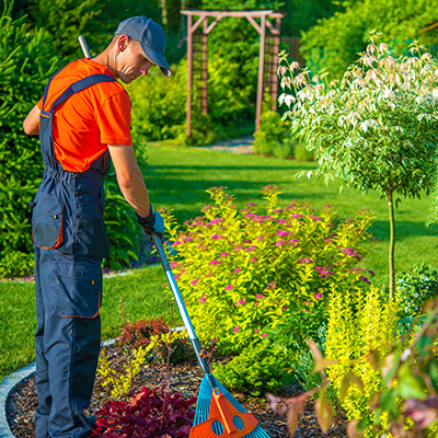 paysagiste avec rateau dans espaces verts